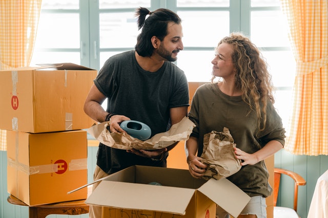 couple-packing-to-move-out